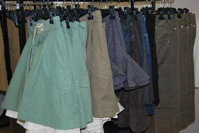 10.000 lot varieés de vêtes , jeans , pantalons - Photo 3