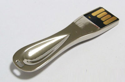 16g Memoria USB2.0 de metal con logo a serigrafía y grabado por láser gratis 109