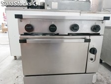 900 gamme de cuisine industrielle 4 feux + four à gaz