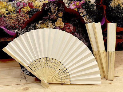 Abanico de madera de bambú y papel en color beige para bodas 100 unidades