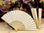Abanico de madera de bambú y papel en color beige para bodas 100 unidades - 1