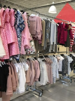Abbigliamento bambini stock