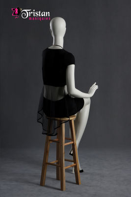 Abstract female mannequin sitting pearl white - Foto 3