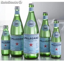 Agua mineral San Pellegrino en botella de plástico