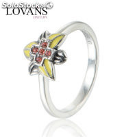 anillo de plata chapado + flor con esmalte y piedras rojas