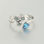 anillo plata/chapado,diseño de tres flores con un circón azul grande - Foto 2