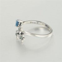 anillo plata/chapado,diseño de tres flores con un circón azul grande - Foto 3