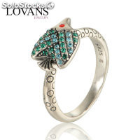 anillo plata ,diseño de pez con piedras verdes y azueles