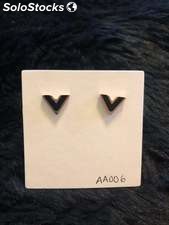 Aretes ¨V¨ dorados con negro