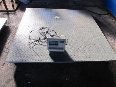 Báscula electrónica de 3.000 kg con mesa de 1.20 x 1.20 metros.