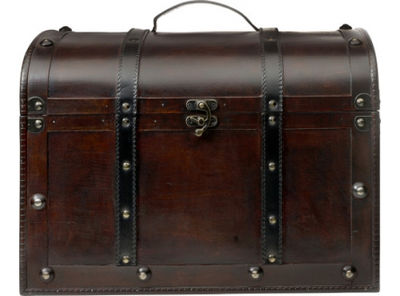 Baúl grande de madera, con dos tiras de cuero negras y asa para su transporte.