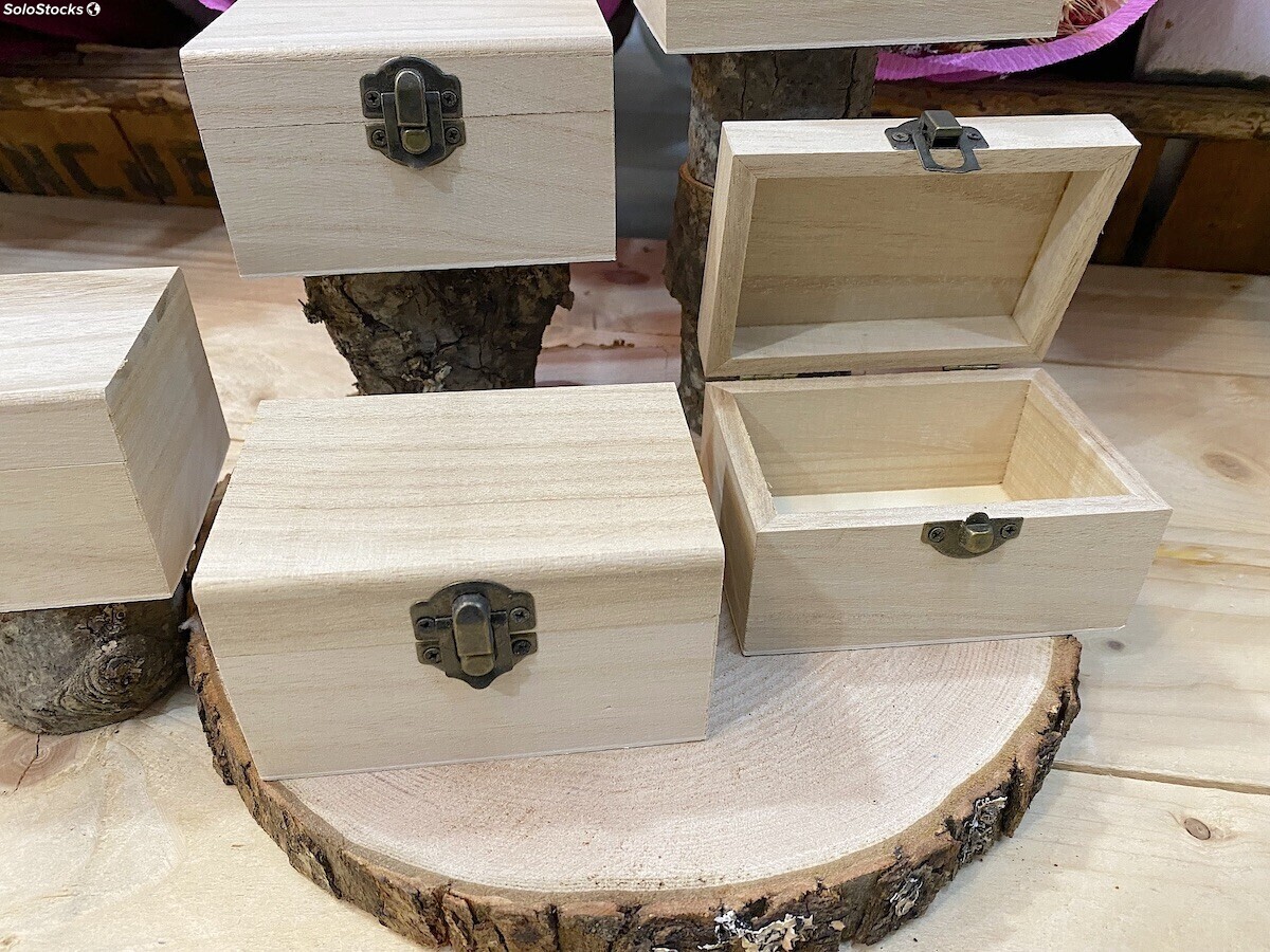 Baúl de madera con cierre metálico para presentar detalles