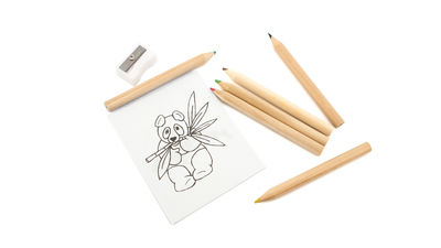 Bloc con dibujos para colorear, sacapuntas y 6 lápices
