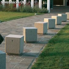 Bolardos de protección peatonal en piedra natural