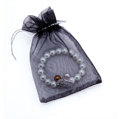 Bolsa pequeña de regalo en redecilla negra con cinta en color plateada