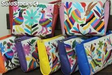 Bolsas de piel con aplicacion de bordado