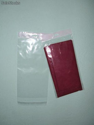 bolsas polipropileno con cinta adhesiva y agujero para colgar.