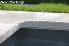 Bordillo de piscina en piedra natural estilo vintage antideslizante.