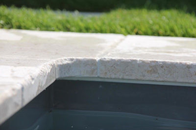 Bordillo de piscina en piedra natural estilo vintage antideslizante.