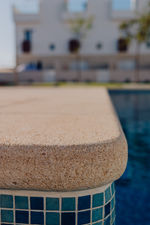 Bordillo piscina o Coronación de Piscina en piedra gruesa