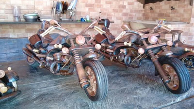 Brinquedos carrinhos motos e maria fumaça tudo de madeira de demolição - Foto 3
