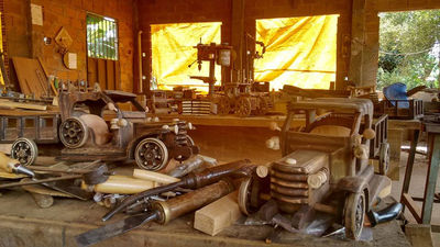 Brinquedos carrinhos motos e maria fumaça tudo de madeira de demolição - Foto 4