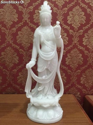 Buda de jade con la mano izquierda levantada y la palma hacia afuera