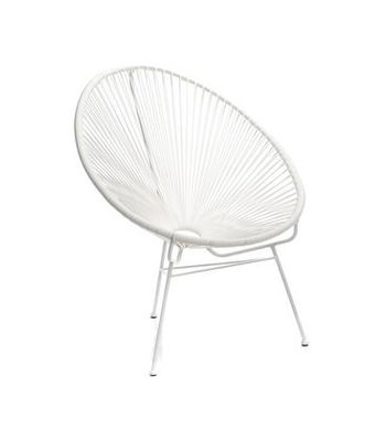 Cadeira branca com estrutura de metais