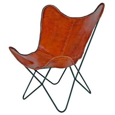 Cadeira com estrutura de aço e assento de couro em forma de borboleta.