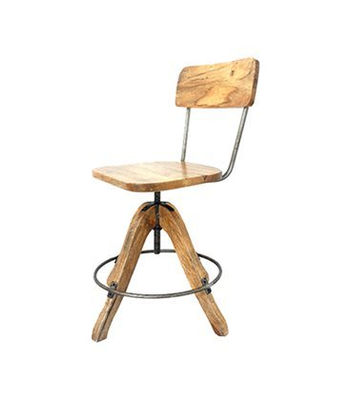 Cadeira com estrutura de madeira e ferro