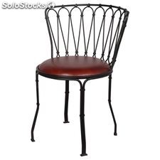 Cadeira de aço de estilo vintage com assento estofado em pele.