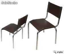 Cadeira de alumínio em couro sintético