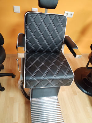 Cadeira de barbeiro hidráulica reclinável giratória,apoios de braços Model Gon - Foto 2