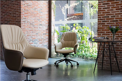 Cadeira de escritório ergonômica em couro com encosto médio - Foto 2