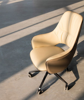 Cadeira de escritório ergonômica em couro com encosto médio - Foto 3