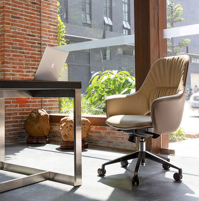 Cadeira de escritório ergonômica em couro com encosto médio - Foto 4