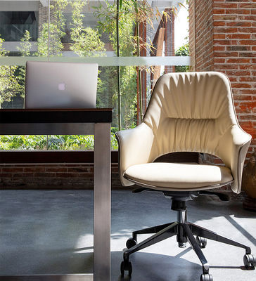 Cadeira de escritório ergonômica em couro com encosto médio - Foto 5