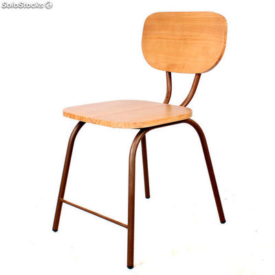 Cadeira de estilo industrial em madeira de pinho.