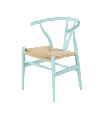 Cadeira de madeira com estrutura azul
