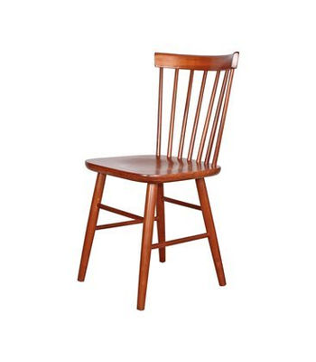 Cadeira de madeira na cor marrom