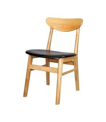 Cadeira de madeira natural com assento preto