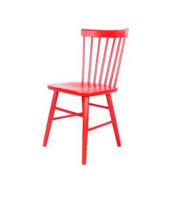 Cadeira de madeira no vermelho
