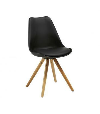 Cadeira de preto, com pernas de um banco e de madeira estofadas