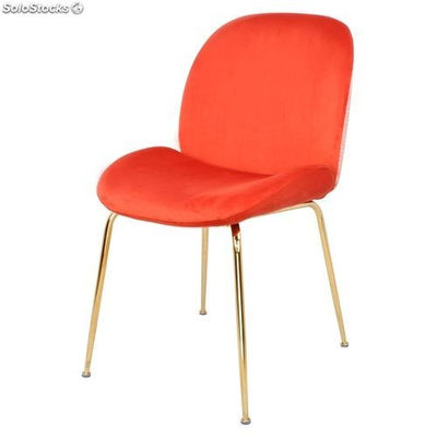 Cadeira em veludo e padrão geométrico.