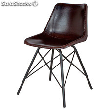 Cadeira estilo industrial com estrutura preta e assento estofado em pele
