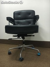 Cadeira giratória de couro para escritório com rodízios