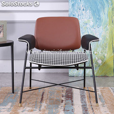 Cadeira moderna com almofada de tecido