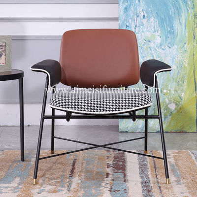 Cadeira moderna com almofada de tecido