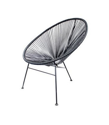 Cadeira preta com estrutura de metais