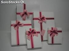 Caixas para presentes com fita, laço e cartão